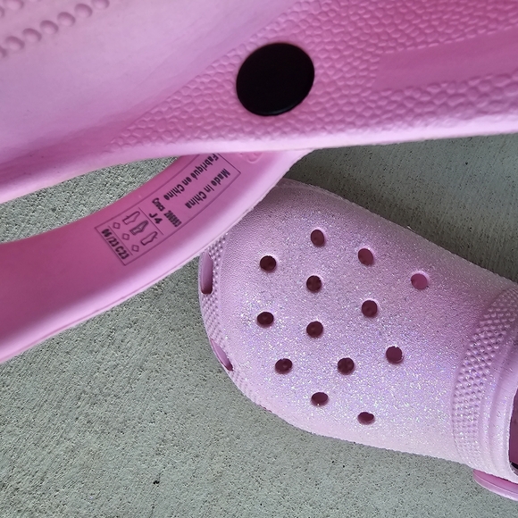 Crocs Girls Classic Glitter Clogs - Picture 3 of 9